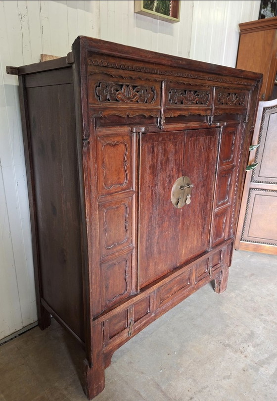 Antieke Chinese bruidskast, mooi geleefde uitstraling afm. 140x64cm en 162cm hoog. – Kasten, Metal, Wood (photo 3 of 5)
