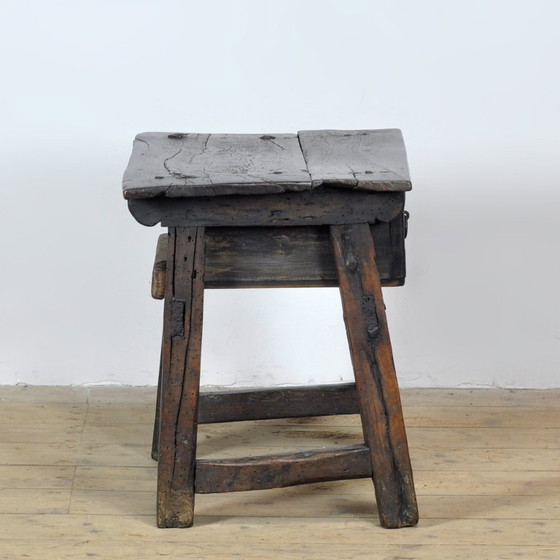 Image 1 of Mesita auxiliar española de roble, siglo XVIII.