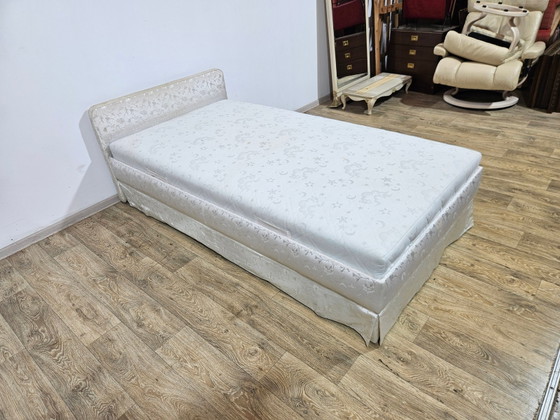 Vintage gestoffeerd eenpersoonsbed met matras en frame, jaren 60 – Eenpersoonsbedden, Wood, Chrome (photo 8 of 12)