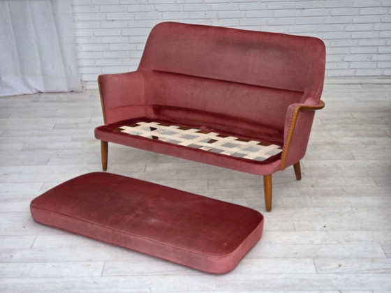 Image 1 of Schwedisches 2-Sitzer-Sofa aus den 1970er Jahren, rosa Möbelvelours, Buchenholz.