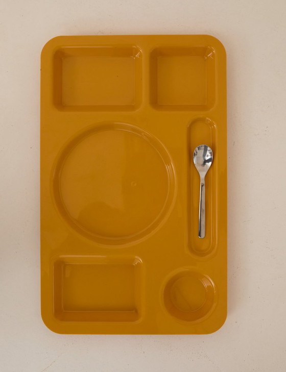 Image 1 of Set van 4 vintage gele dienbladen van Guzzini / Italië, circa 1970.