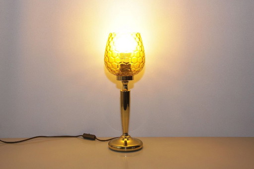 Lámpara de mesa de latón con pantalla de cristal y forma de cáliz marrón, década de 1980, J Vintage