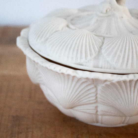 Image 1 of Antike Butterdose aus den 1860er Jahren, Muschelmotiv, Bonbonniere aus Steingut