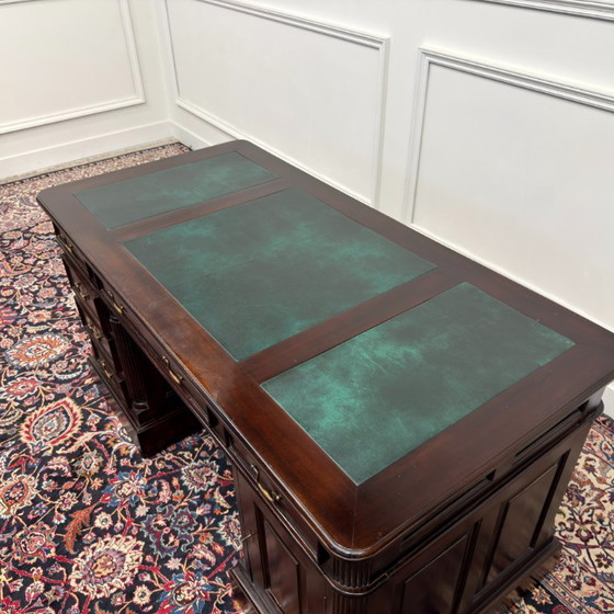 Klassischer englischer Schreibtisch mit grüner Ledereinlage – Leather, Wood (photo 17 of 19)
