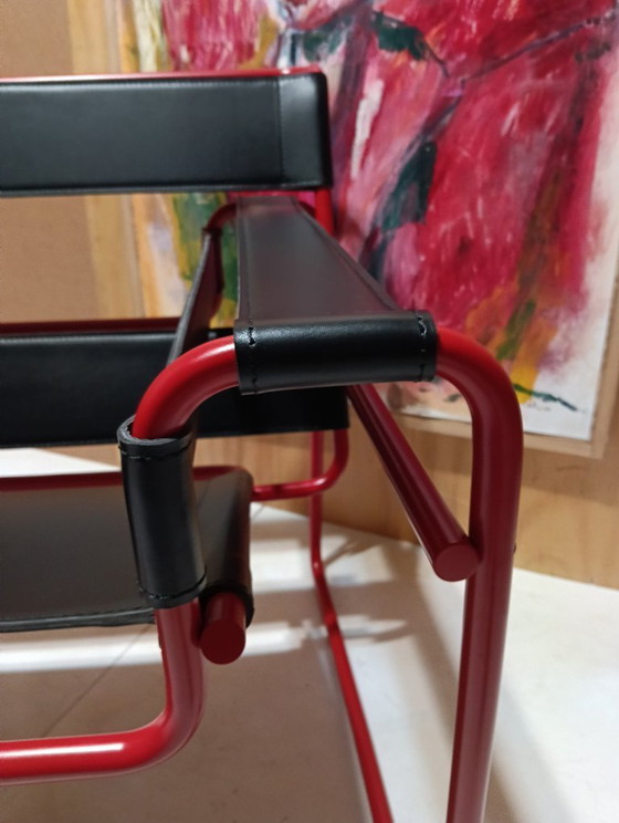 Image 1 of Bolso Knoll Wassily B3 rojo mate, nuevo-usado, en piel negra, de Marcel Breuer.