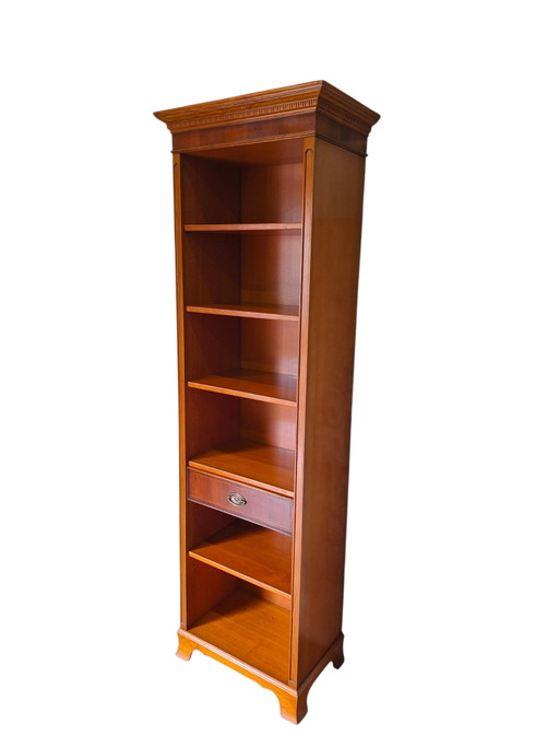 Klassieke Heldense boekenkast, klein gaatje in achterwand t.b.v. kabeldoorvoer afm. 67x41cm en 213cm hoog. – boekenkasten