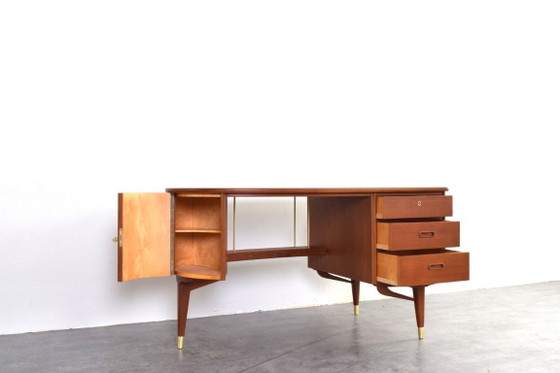 Image 1 of Bureau van organisch teakhout uit het midden van de 20e eeuw van Sola Møbler, jaren 60.