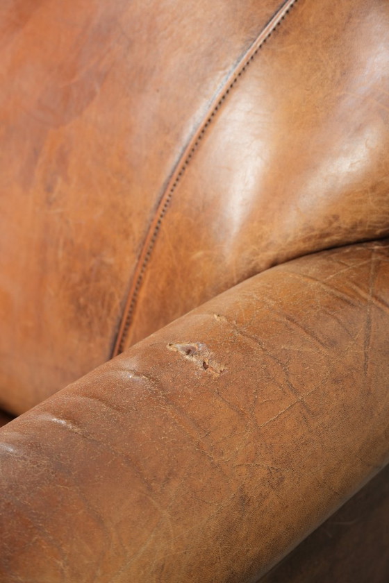 Image 1 of Karaktervolle schapenleren fauteuil met een mooie vintage look en een afwerking met siernagels