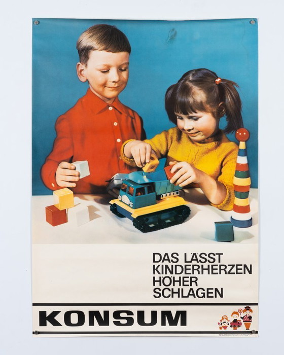 Image 1 of KONSUM Das Lässt Kinderherzen Höher Schlagen – 1970 Original Vintage Toy Advertising Poster – Mid-Century Modern – 81x57 cm