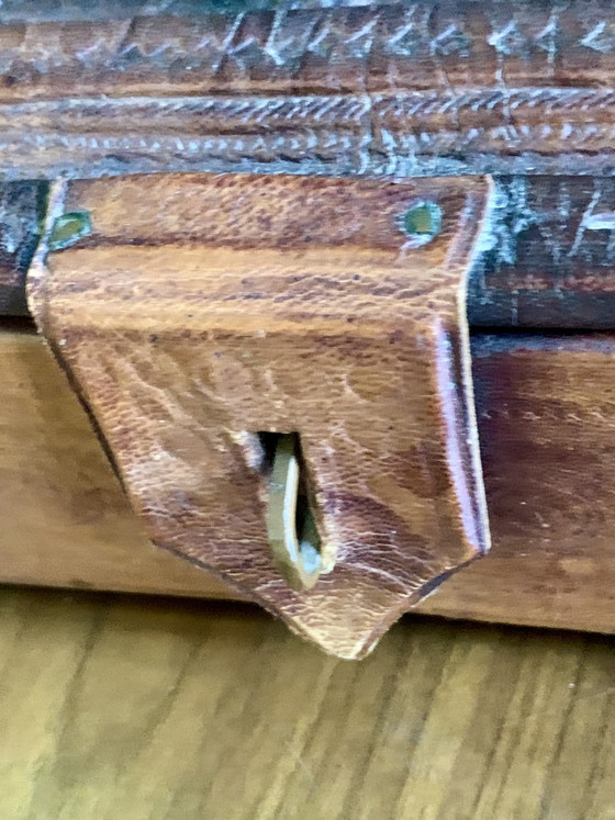 Eccezionale cofanetto antico in cuoio sbalzato, Africa Occidentale — Inizio XX secolo – Oggetti decorativi (photo 9 of 18)
