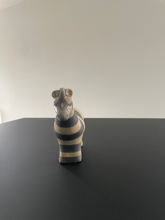 Image 1 of Estatua de cebra de cerámica raku – diseño artesanal