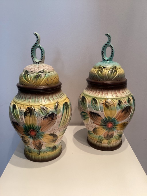 2 Jarrones de cerámica pintados a mano con tapa de Herbert Bequet.