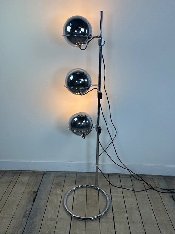 Image 1 of Vintage vloerlamp in ruimtetijdstijl met "oogbol" en 3 chromen bollen, jaren 70.