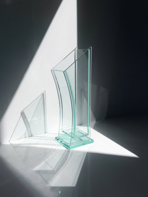 Postmoderne Glasvase aus gebogenem Klarglas, Deutschland 1990er, Architektonische Design Vase – vazen