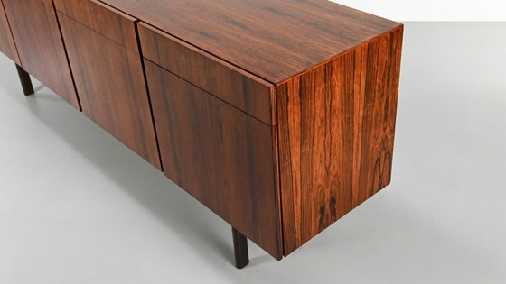 Image 1 of Ib Kofod-Larsen, Rozenhout Credenza. Denemarken, ca.1960