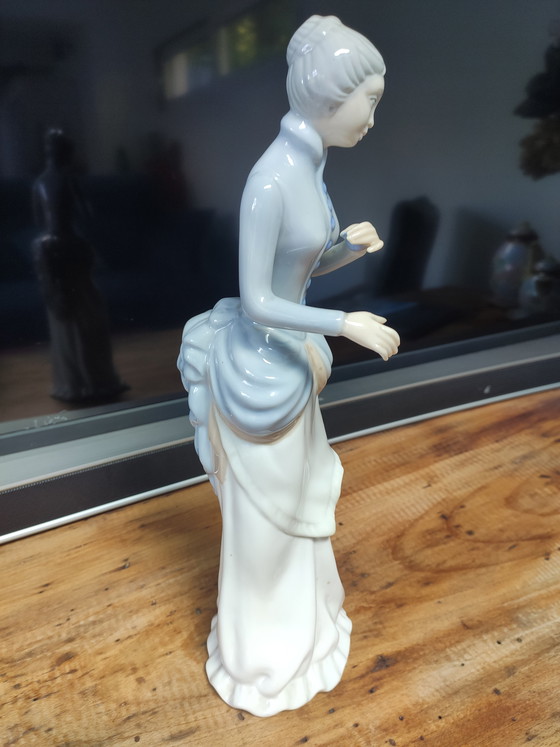 Image 1 of Grote porseleinen vrouw