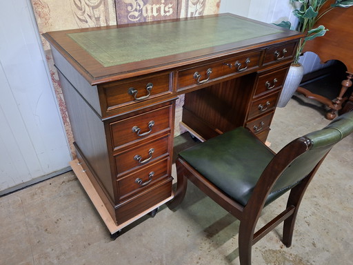 Classic Heldens desk, writing table. Desk with leather inlay and leather chair. Dimensions: 139x65cm and 79cm high.