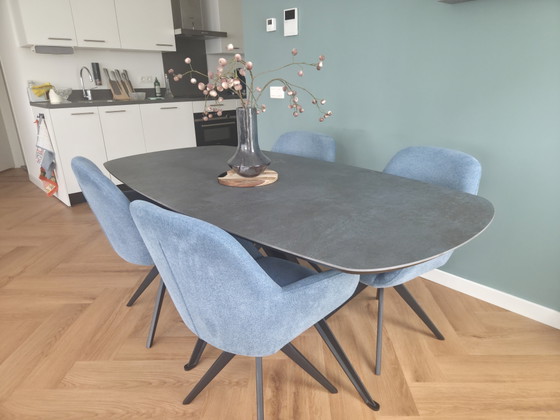 Image 1 of Moderner dänischer ovaler Esstisch mit 4 Drehstühlen