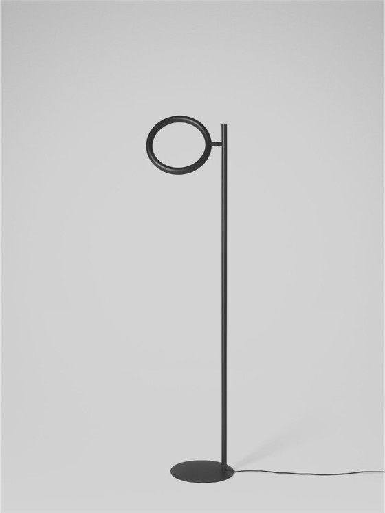 Image 1 of JAPTH Echo Slim floor lamp with rotating ring in black
