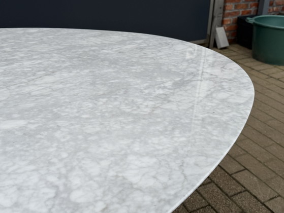 Image 1 of Table de salle à manger ovale Knoll Tulip, Eero Saarinen (244 cm), marbre de Carrare