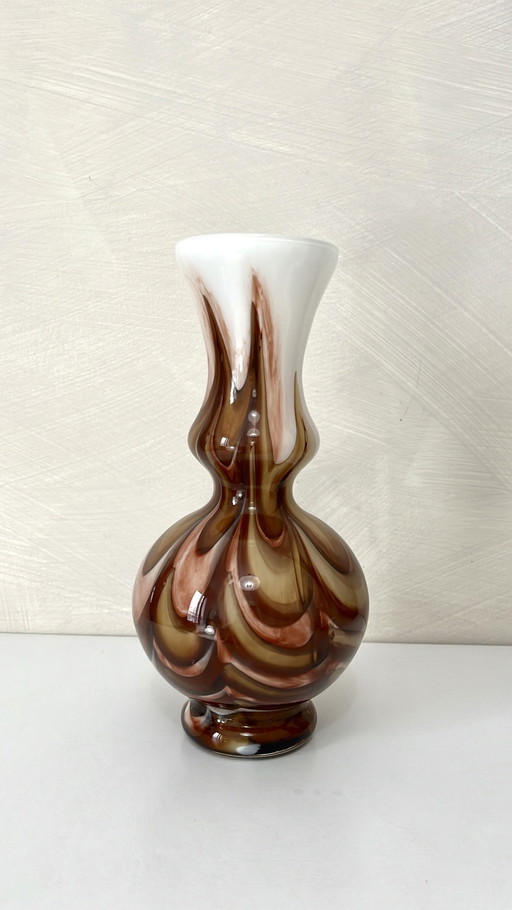 70s Murano opaline vaas met wervelmotief