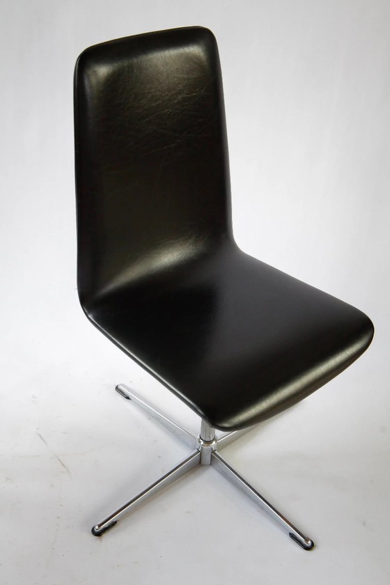 Par de sillas giratorias de vinilo negro, década de 1970. – Sillas de comedor, Skai (photo 6 of 8)