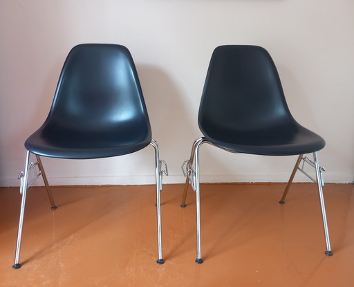 2x Vitra Eames DSS chairs