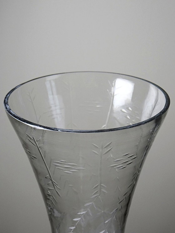 Image 1 of Très grand vase en verre soufflé gravé vintage années 2000 style ancien
