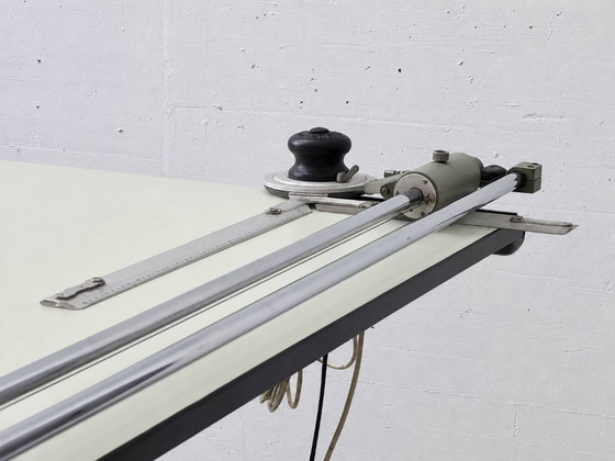 Image 1 of Hydraulischer Höhenverstellbarer Tisch mit integrierter Arbeitsleuchte von Nike Eskilstuna, Schweden, 1950er Jahre