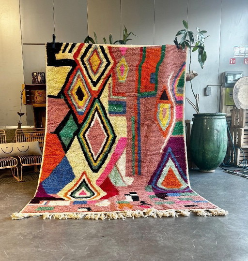 Tappeto berbero marocchino moderno e colorato