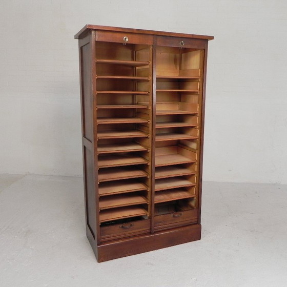 Image 1 of Armadio in rovere con serranda avvolgibile a 2 ante, alto 150 cm, anni '30.