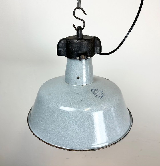 Image 1 of Industrielle Fabriklampe aus grauem Emaille mit gusseisernem Aufsatz, 1960er Jahre