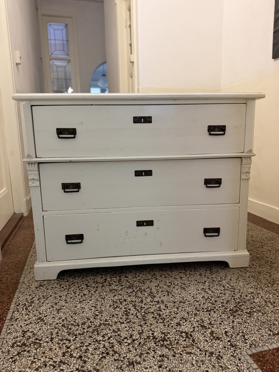 Antique White Chest of drawers (Art Nouveau Handles) – Wood, Brass (photo 4 of 5)