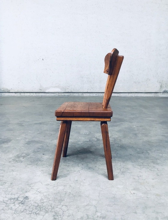 Image 1 of Handgefertigtes Esszimmerstuhl-Set aus rustikaler Eiche im Stil der Volkskunst, Frankreich, 1940er Jahre