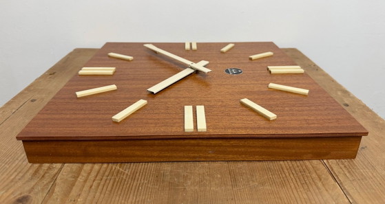 Image 1 of Orologio da parete vintage in legno marrone di Pragotron, anni '80
