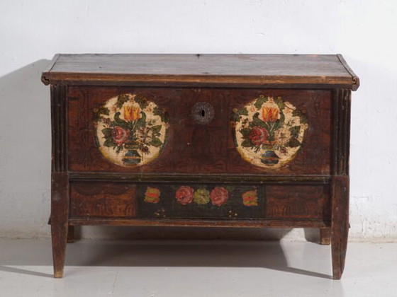 Antiguo arcón nupcial policromado de pino de Europa Central con cartelas florales – Tirol, c. 1890 (photo 31 of 40)