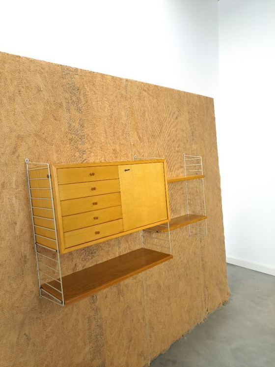 Image 1 of Sistema di parete modulare String con armadio e ripiani