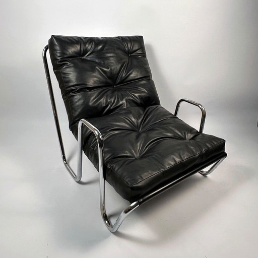 Poltrona vintage nera anni '70 con base cromata