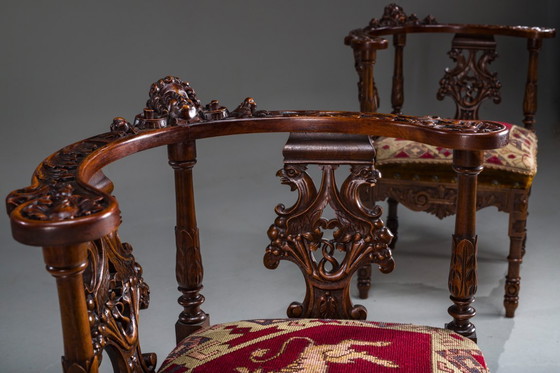 Image 1 of Italienische Eckstühle im Stil der Renaissance des 19. Jahrhunderts aus geschnitztem Nussbaumholz, 2er-Set