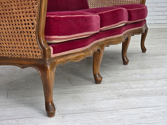 Image 1 of Canapé 3 places danois des années 1950, velours d'ameublement, bois de frêne, maille d'ameublement.