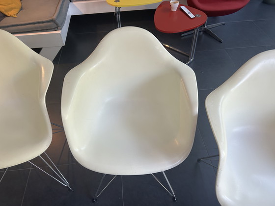 Image 1 of 4 Vitra Eams stoelen