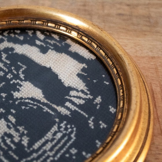 Image 1 of Broderie vintage encadrée en noir et blanc de style rococo baroque