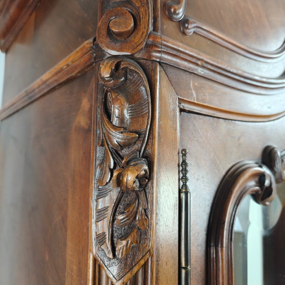 Image 1 of Armadio in legno intagliato in stile francese Luigi XV con ante a specchio