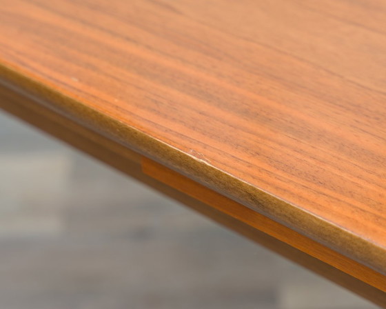 Image 1 of Tavolo da pranzo, anni '60, in noce, di forma leggermente ellittica.