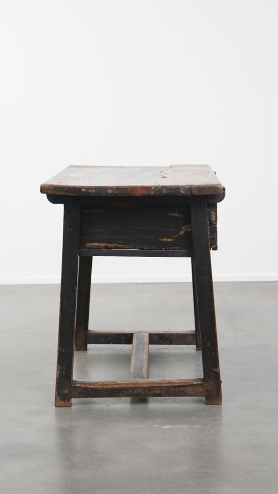 Image 1 of Mesa auxiliar española antigua de finales del siglo XVIII con cajón.