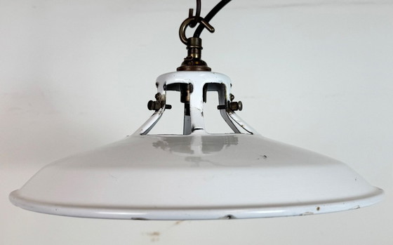 Image 1 of Industriële witte geëmailleerde fabriekshanglamp, jaren 60
