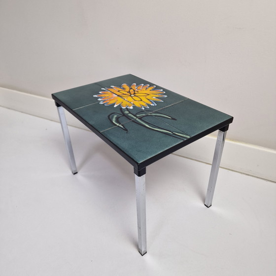 Image 1 of Tavolino vintage in piastrelle Adri Belgique. Tavolino belga con piastrelle e decoro floreale. Rettangolare.
