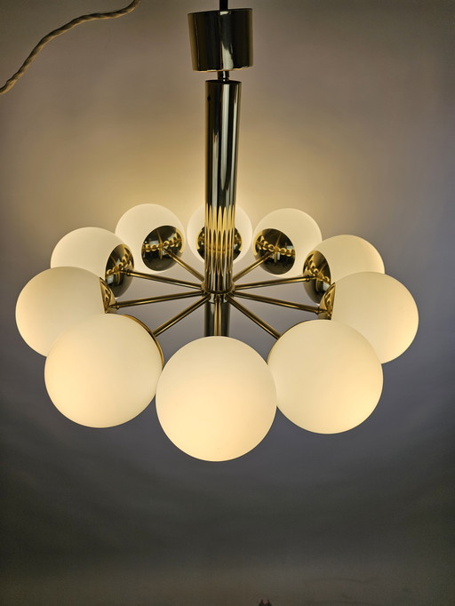 Kaiser Leuchten Pendelleuchte mit 10 milchig-weißen Glaskugeln und Messingfassung