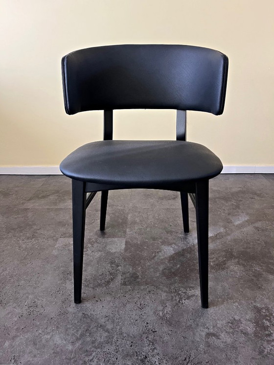 Image 1 of LEANDER eetkamerstoel van Lambert, eikenhout en zwart kunstleer, set van 6