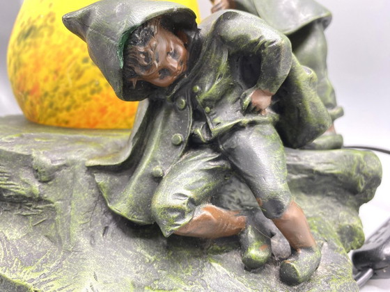 Image 1 of Art Deco stijl tafellamp met kinderen – sculpturale lamp met geel glas ca. 1970–1980 Copy van A. Moreau - Kunsthars